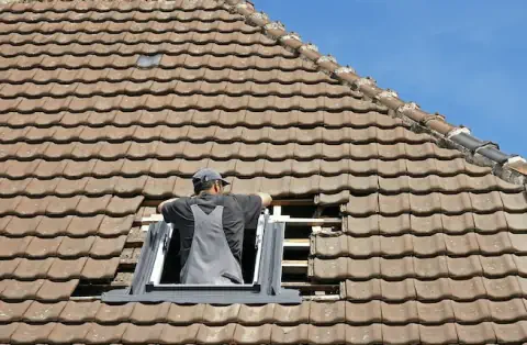 Pose de velux à Saint-Hilaire de Villefranche